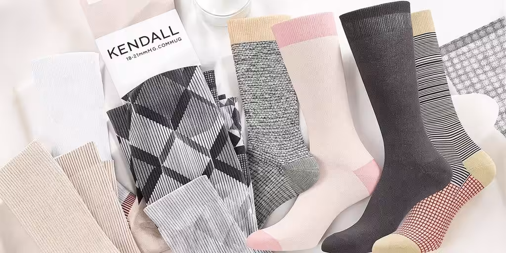 Meias ortopédicas Kendall 3/4 em fundo neutro.